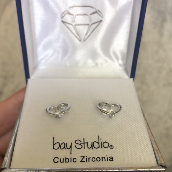 Cubic zirconia heart studs - Picture 2 of 3